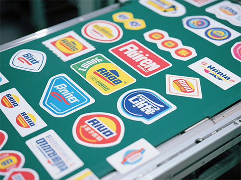 자가접착식 레이저 다이 커팅에는 어떤 종류의 레이저 컨트롤러를 사용할 수 있나요?