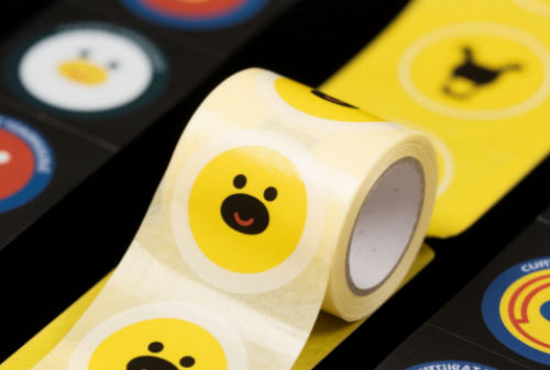 고급 레이저 제어 시스템을 사용하여 접착 라벨 작업 흐름을 혁신하십시오